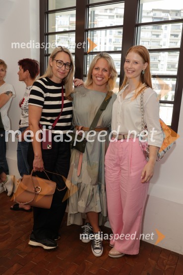  Andreja  Freyer, novinarka;  Manja Stević, voditeljica, Jutro na Planetu;  Klara Eva KukovičičPredstavitev knjige: 33, avtorja Tomaža Miheliča