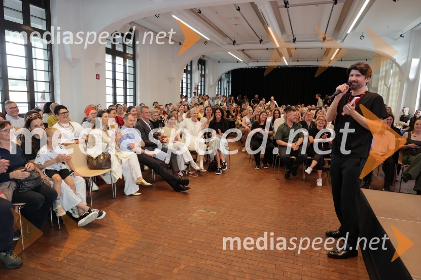  Tomaž Mihelič - Marlenna, član skupine SestrePredstavitev knjige: 33, avtorja Tomaža Miheliča