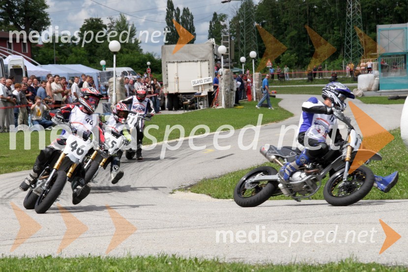 Prvi ovinek po štartu 2.vožnjeHITROSTNI MOTOCIKLIZEM, DP4 - Pokal Tomos