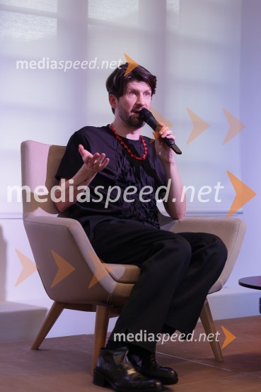  Tomaž Mihelič - Marlenna, član skupine SestrePredstavitev knjige: 33, avtorja Tomaža Miheliča