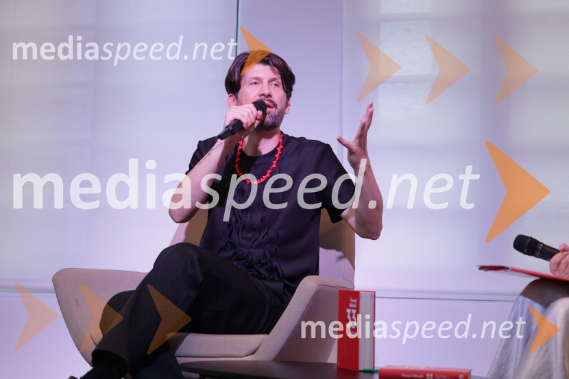  Tomaž Mihelič - Marlenna, član skupine SestrePredstavitev knjige: 33, avtorja Tomaža Miheliča