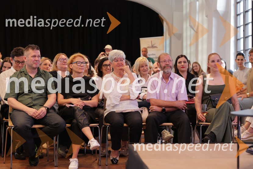  Boštjan Mihelič;  Goga Mihelič;  Lilijana Mihelič;  Alojz Mihelič;  Maja Monrue, pisateljica in producentkaPredstavitev knjige: 33, avtorja Tomaža Miheliča