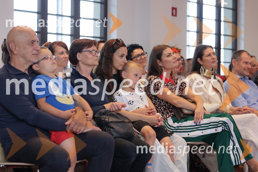 Predstavitev knjige: 33, avtorja Tomaža Miheliča