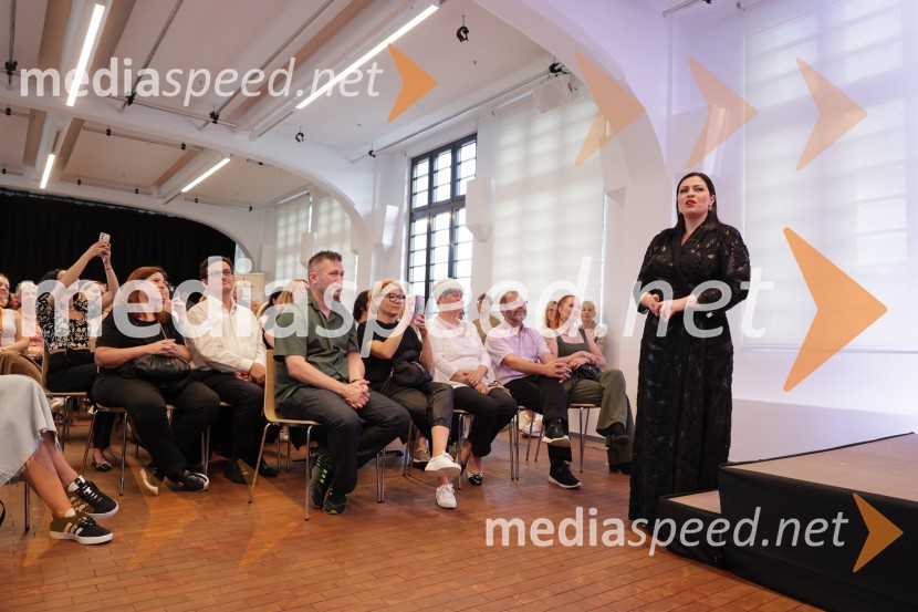  Nuška Drašček, pevkaPredstavitev knjige: 33, avtorja Tomaža Miheliča