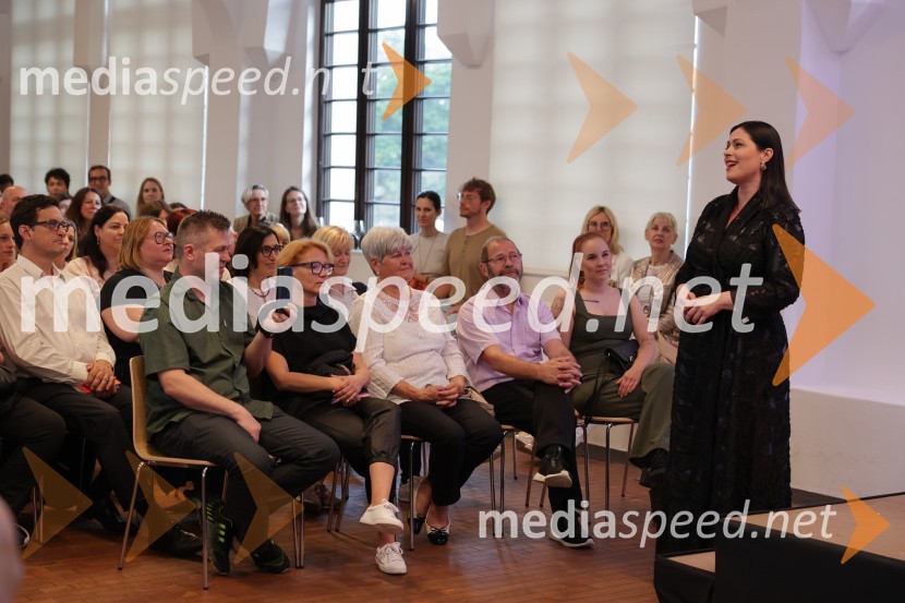  Nuška Drašček, pevkaPredstavitev knjige: 33, avtorja Tomaža Miheliča