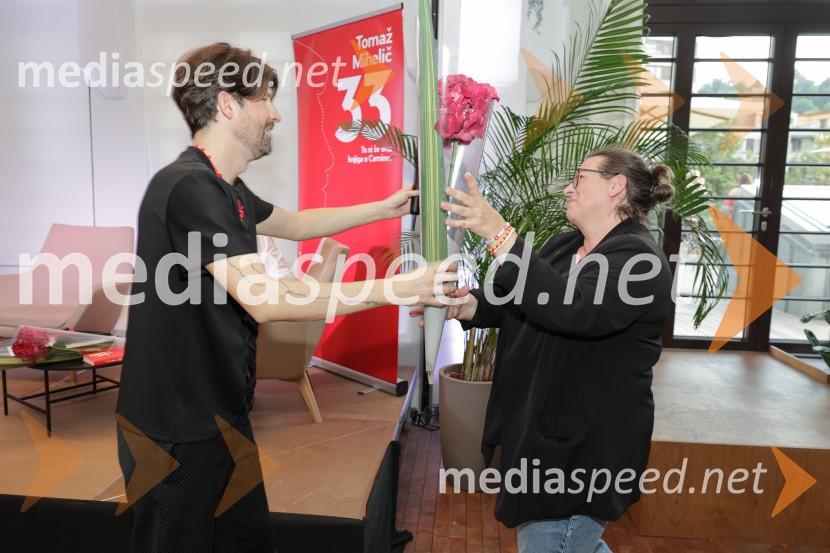  Tomaž Mihelič - Marlenna, član skupine Sestre;  Nina KožarPredstavitev knjige: 33, avtorja Tomaža Miheliča