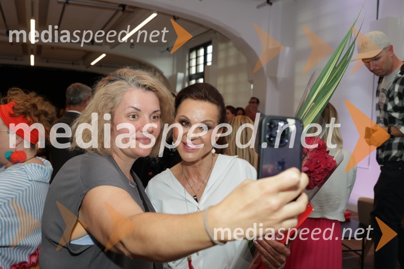  ... ;  Miša Molk, televizijska voditeljica in urednicaPredstavitev knjige: 33, avtorja Tomaža Miheliča