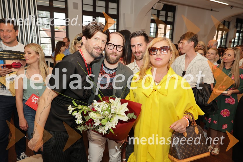  Tomaž Mihelič - Marlenna, član skupine Sestre;  Dejan David Kemperl, urednik revije Golf Klub Premium;  Tomaž  Kemperl , urednik revije Golf Klub Premium;  Blanka KošmerljPredstavitev knjige: 33, avtorja Tomaža Miheliča