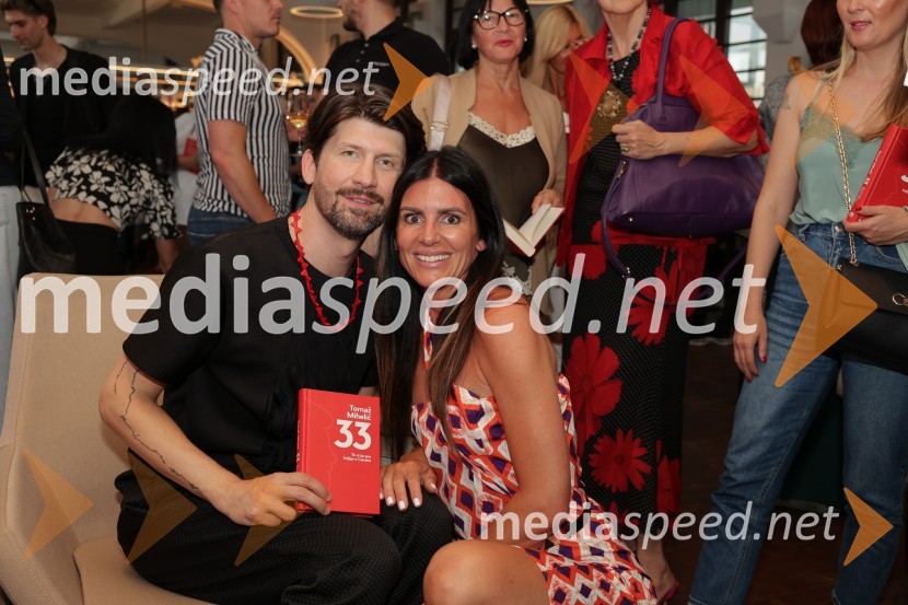  Tomaž Mihelič - Marlenna, član skupine Sestre;  Andreja Košir, tekmovalka Exatlon Slovenija 2022Predstavitev knjige: 33, avtorja Tomaža Miheliča