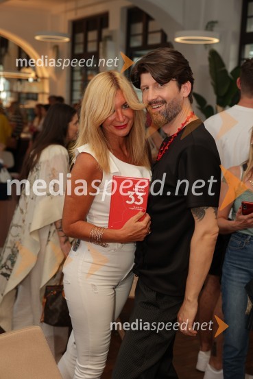  Ana Kosmac;  Tomaž Mihelič - Marlenna, član skupine SestrePredstavitev knjige: 33, avtorja Tomaža Miheliča