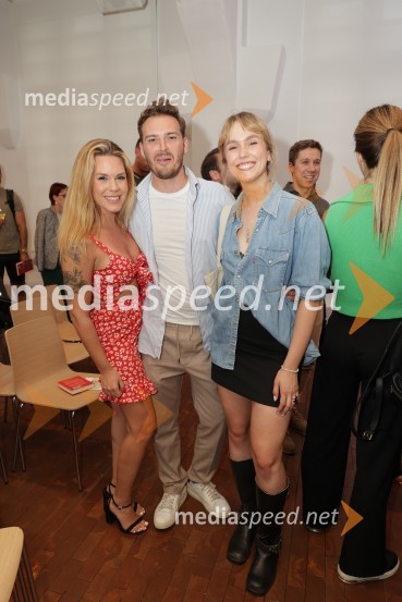  Nika Zorjan, pevka;  Tine Ugrin, igralec;  Melani Mekicar, radijska in televizijska voditeljicaPredstavitev knjige: 33, avtorja Tomaža Miheliča