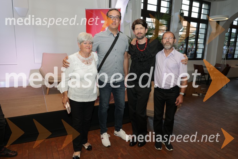  Lilijana Mihelič;  ... ;  Tomaž Mihelič - Marlenna, član skupine Sestre;  Alojz MiheličPredstavitev knjige: 33, avtorja Tomaža Miheliča