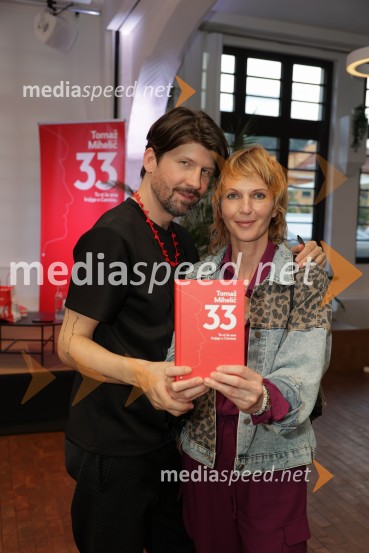  Tomaž Mihelič - Marlenna, član skupine Sestre;  Urška Žnidaršič, režiserkaPredstavitev knjige: 33, avtorja Tomaža Miheliča
