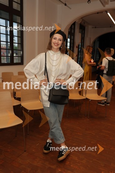  Maja Keuc, pevka, AmayaPredstavitev knjige: 33, avtorja Tomaža Miheliča