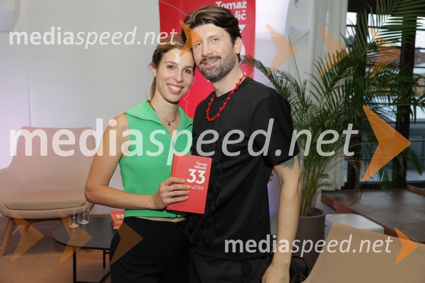  Lea Mederal, voditeljica;  Tomaž Mihelič - Marlenna, član skupine SestrePredstavitev knjige: 33, avtorja Tomaža Miheliča