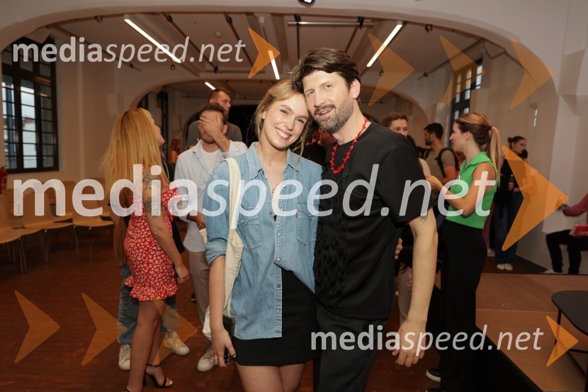  Melani Mekicar, radijska in televizijska voditeljica;  Tomaž Mihelič - Marlenna, član skupine SestrePredstavitev knjige: 33, avtorja Tomaža Miheliča