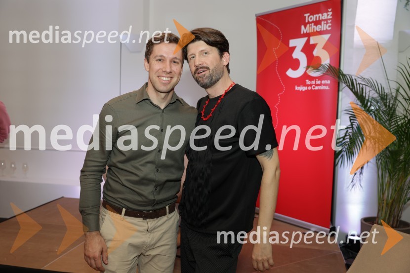  Sašo  Avsenik, glasbenik;  Tomaž Mihelič - Marlenna, član skupine SestrePredstavitev knjige: 33, avtorja Tomaža Miheliča