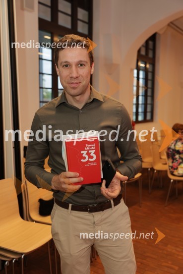  Sašo  Avsenik, glasbenikPredstavitev knjige: 33, avtorja Tomaža Miheliča