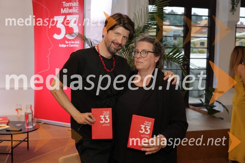 Tomaž Mihelič - Marlenna, član skupine Sestre;  Nina KožarPredstavitev knjige: 33, avtorja Tomaža Miheliča