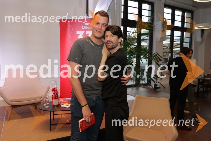  Jan Vehar, radijski novinar;  Tomaž Mihelič - Marlenna, član skupine SestrePredstavitev knjige: 33, avtorja Tomaža Miheliča