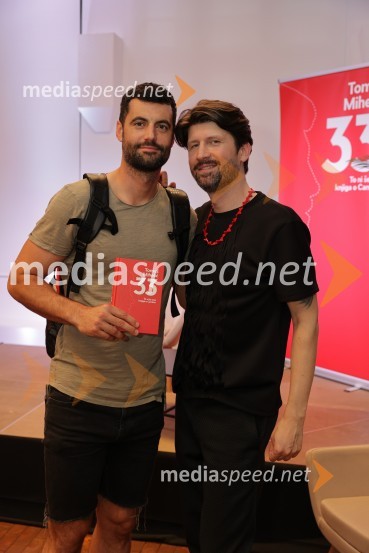  Marko Macuh, fizioterapevt;  Tomaž Mihelič - Marlenna, član skupine SestrePredstavitev knjige: 33, avtorja Tomaža Miheliča