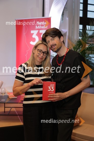  Andreja  Freyer, novinarka;  Tomaž Mihelič - Marlenna, član skupine SestrePredstavitev knjige: 33, avtorja Tomaža Miheliča