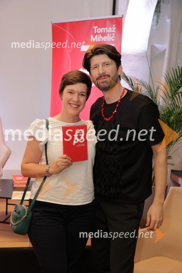  Sara Gregl;  Tomaž Mihelič - Marlenna, član skupine SestrePredstavitev knjige: 33, avtorja Tomaža Miheliča