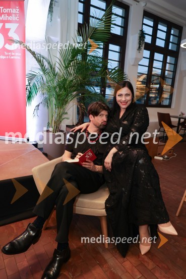  Tomaž Mihelič - Marlenna, član skupine Sestre;  Nuška Drašček, pevkaPredstavitev knjige: 33, avtorja Tomaža Miheliča