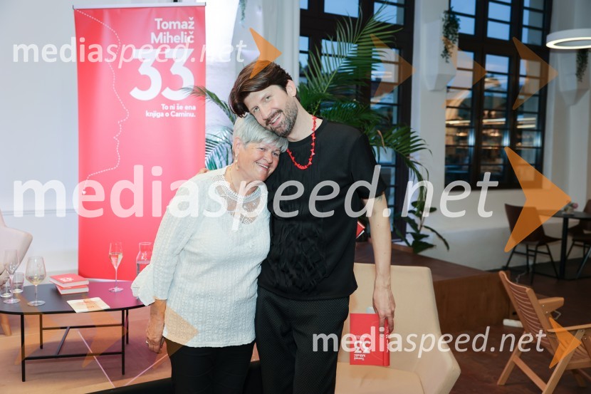  Lilijana Mihelič;  Tomaž Mihelič - Marlenna, član skupine SestrePredstavitev knjige: 33, avtorja Tomaža Miheliča