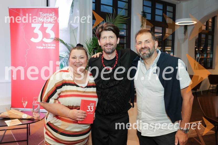  Urška Vučak Markež, igralka;  Tomaž Mihelič - Marlenna, član skupine Sestre;  Matjaž MarkežPredstavitev knjige: 33, avtorja Tomaža Miheliča