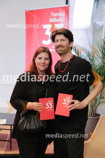  Teja Pelko, novinarka;  Tomaž Mihelič - Marlenna, član skupine SestrePredstavitev knjige: 33, avtorja Tomaža Miheliča