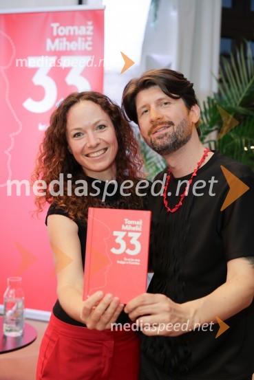  Petra Škarja;  Tomaž Mihelič - Marlenna, član skupine SestrePredstavitev knjige: 33, avtorja Tomaža Miheliča