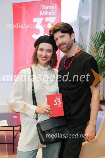  Maja Keuc, pevka, Amaya;  Tomaž Mihelič - Marlenna, član skupine SestrePredstavitev knjige: 33, avtorja Tomaža Miheliča