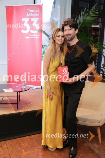  Nina Osenar Kontrec, pevka, voditeljica, model;  Tomaž Mihelič - Marlenna, član skupine SestrePredstavitev knjige: 33, avtorja Tomaža Miheliča
