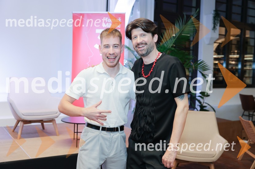  Matej Rimanic;  Tomaž Mihelič - Marlenna, član skupine SestrePredstavitev knjige: 33, avtorja Tomaža Miheliča