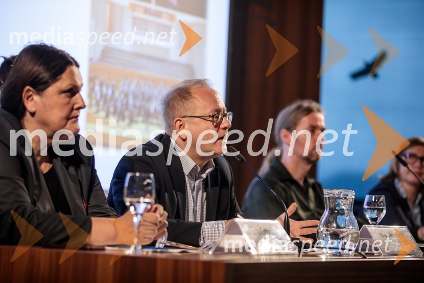  Uršula Cetinski, generalna direktorica, Cankarjev dom; mag. Aleš Drenik, vodja programa resne glasbe, opere in balet, Cankarjev domPredstavitev Zlatega in Srebrnega abonmaja ter abonmaja Veličastni 2024/25, Cankarjev dom