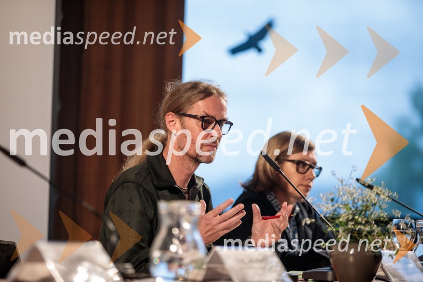  Andrej Jaklič, vodja gledališkega in sodobnoplesnega programa CD;  Marjeta Lavrič, Direktorica Centra kulture Španski borci ter vodja programa in produkcije Zavoda EN-KNAPPredstavitev Zlatega in Srebrnega abonmaja ter abonmaja Veličastni 2024/25, Cankarjev dom