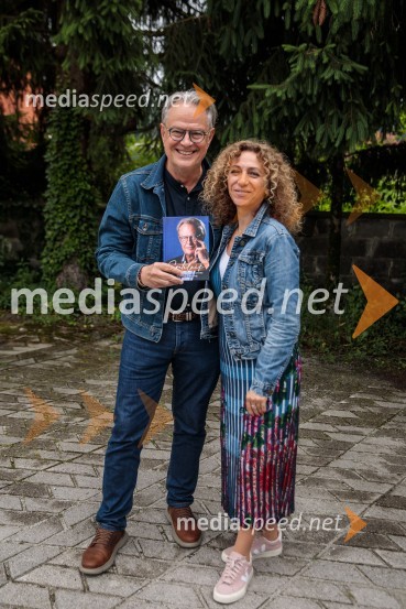  Marko Pavliha, avtor knjige Svetilnik;  Simona Hana Boc, ustanoviteljica in direktorica, založba ChiaraPraznovanje 18. obletnice založbe Chiara