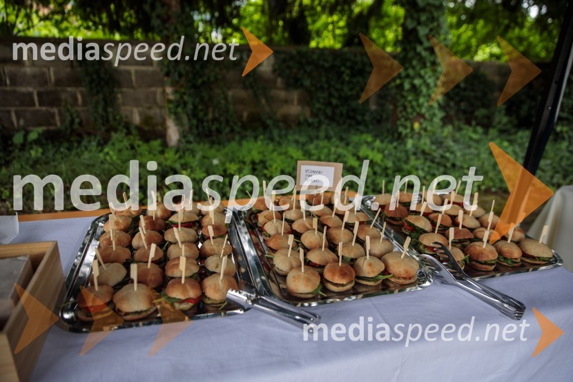 Za pogostitev so poskrbeli Dobro z dobrim, Etri skupinaPraznovanje 18. obletnice založbe Chiara