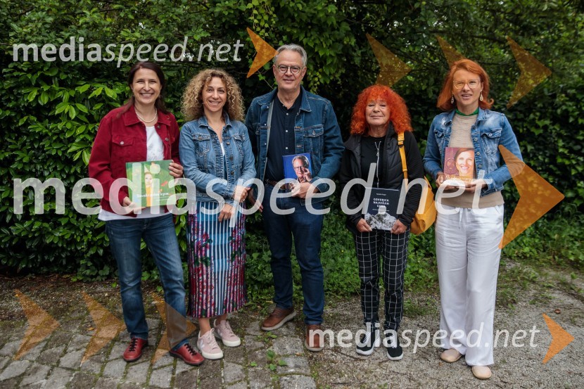  Romana Aniya  Ercegović, avtorica;  Simona Hana Boc, ustanoviteljica in direktorica, založba Chiara;  Marko Pavliha, avtor knjige Svetilnik;  Nataša Pergar, avtorica;  Brigita  Langerholc, avtoricaPraznovanje 18. obletnice založbe Chiara