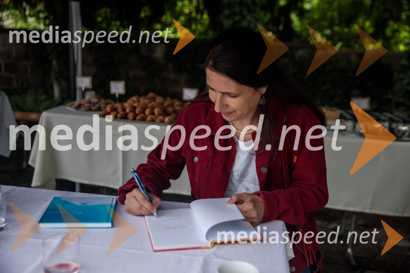  Romana Aniya  Ercegović, avtoricaPraznovanje 18. obletnice založbe Chiara