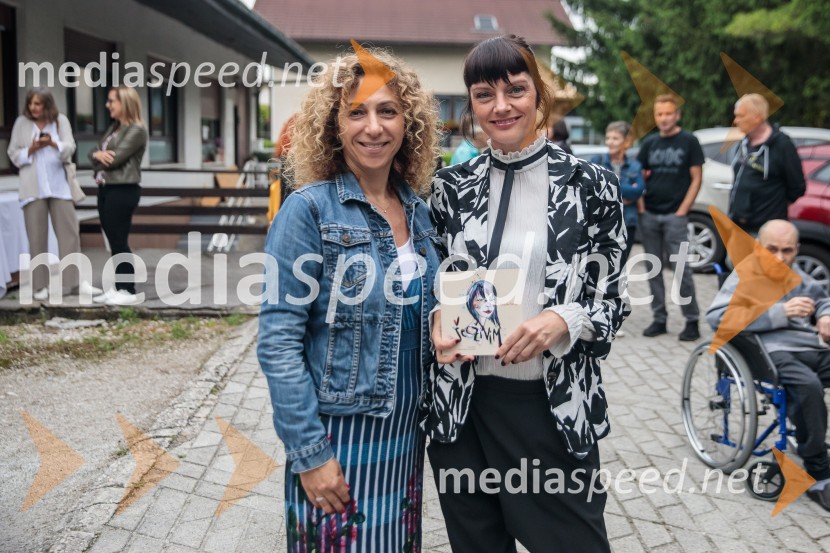  Simona Hana Boc, ustanoviteljica in direktorica, založba Chiara;  Katjuša Štingl,  PR-ovka, novinarka, pesnicaPraznovanje 18. obletnice založbe Chiara