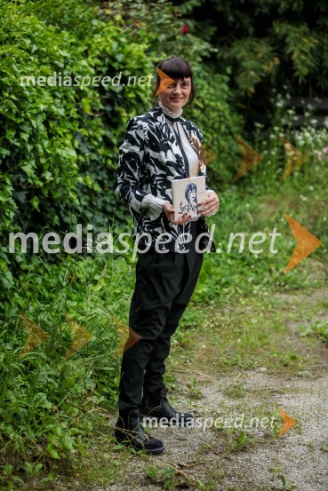  Katjuša Štingl,  PR-ovka, novinarka, pesnicaPraznovanje 18. obletnice založbe Chiara