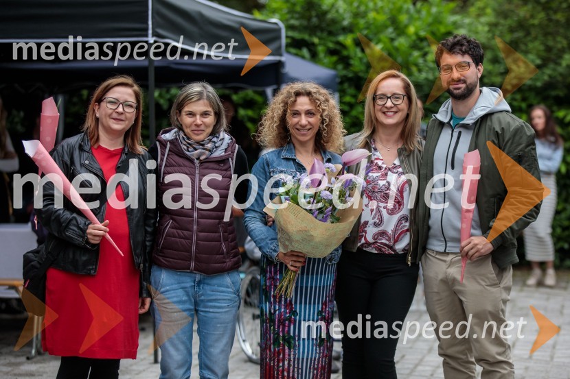  Petra Slanič, vodja marketinga, založba Chiara;  Katja Šneler, strokovna sodelavka v prodaji;  Simona Hana Boc, ustanoviteljica in direktorica, založba Chiara;  Sabina Hladnik, vodja projektov, založba Chiara;   Žan  Bernot, vodja prodajePraznovanje 18. obletnice založbe Chiara