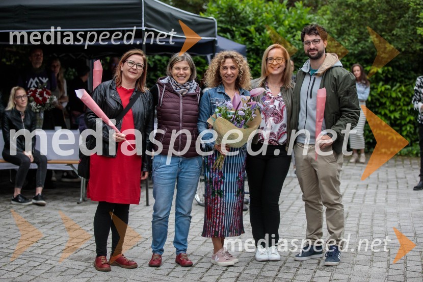  Petra Slanič, vodja marketinga, založba Chiara;  Katja Šneler, strokovna sodelavka v prodaji;  Simona Hana Boc, ustanoviteljica in direktorica, založba Chiara;  Sabina Hladnik, vodja projektov, založba Chiara;   Žan  Bernot, vodja prodajePraznovanje 18. obletnice založbe Chiara