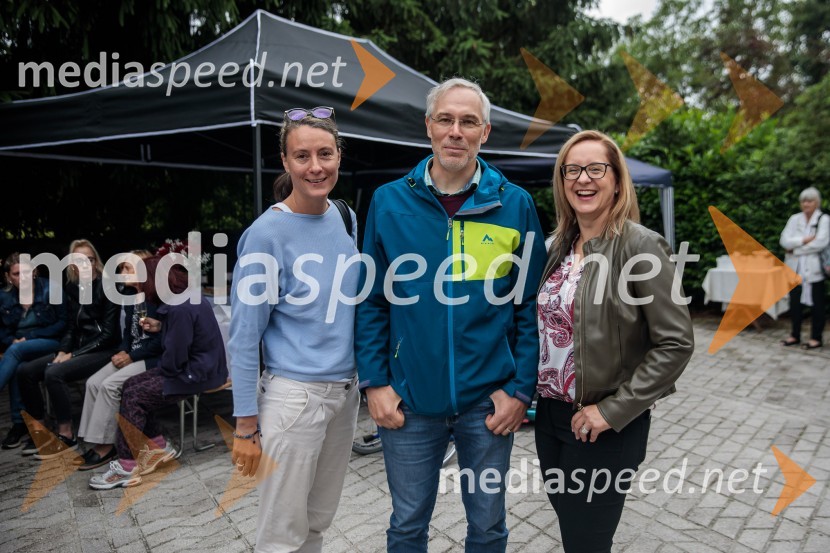  Tanja  Kaštrun, oblikovalka;  Žiga  Valetič, oblikovalec;  Sabina Hladnik, vodja projektov, založba ChiaraPraznovanje 18. obletnice založbe Chiara