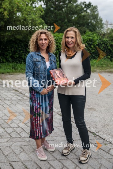  Simona Hana Boc, ustanoviteljica in direktorica, založba Chiara;  Neli Vintar, zdravnica, avtorica knjige Jasna potPraznovanje 18. obletnice založbe Chiara