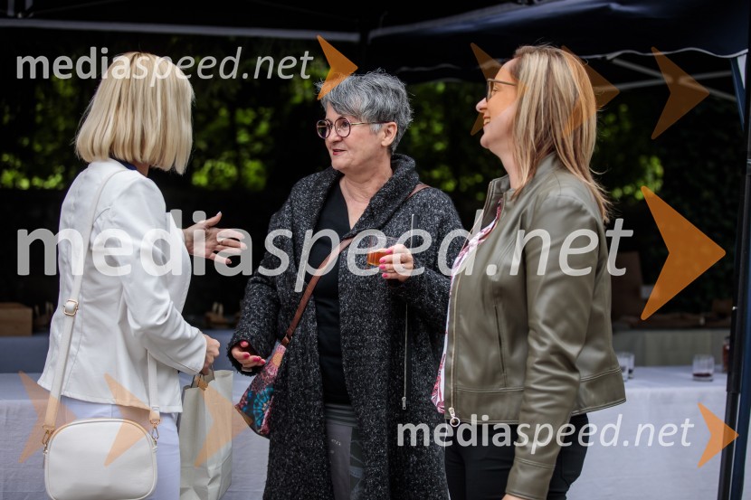  Mateja Kržišnik, lektorica, osebni couching;  Biba Jamnik Vidic, novinarka in urednica;  Sabina Hladnik, vodja projektov, založba ChiaraPraznovanje 18. obletnice založbe Chiara