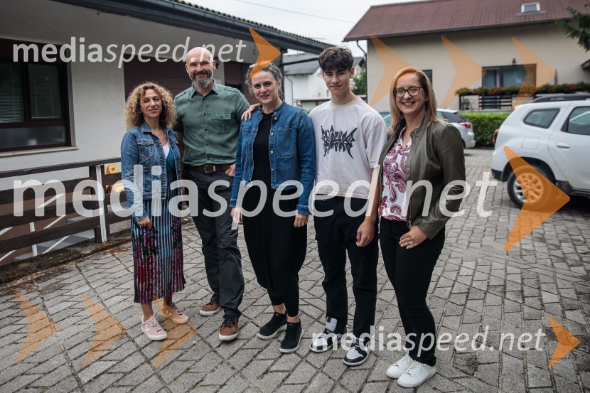  Simona Hana Boc, ustanoviteljica in direktorica, založba Chiara;  Damjan  Racman, prokurist založbe Primus;   Nevena Racman, direktorica založbe Primus;  Adrijan Racman;  Sabina Hladnik, vodja projektov, založba ChiaraPraznovanje 18. obletnice založbe Chiara