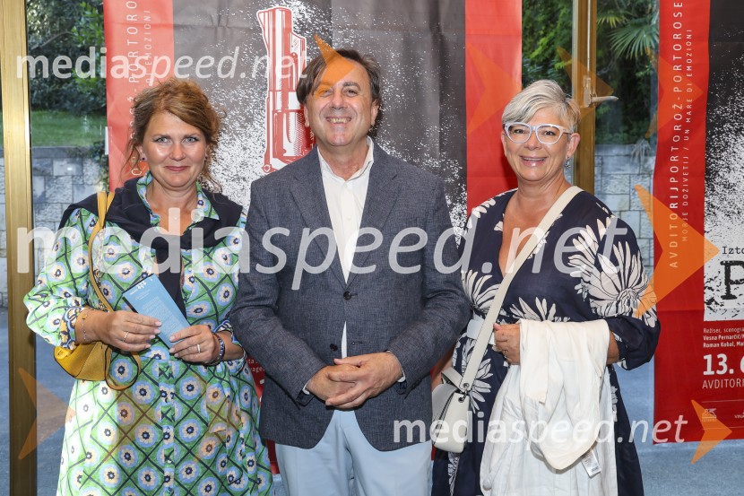  Tjaša Vatovec;  Dragan Klarica;  Alenka Gregorič, umetnostna zgodovinarka, kustosinja in pisateljicaPremiera komedije Pegule avtorja Iztoka Mlakarja